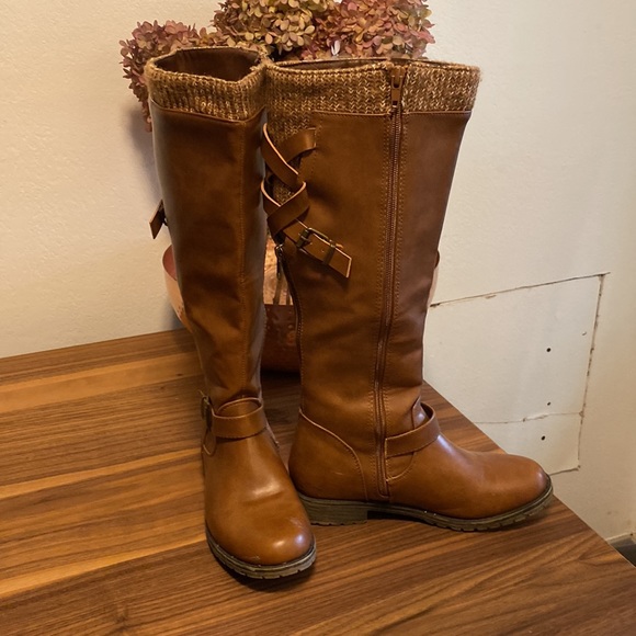 Brown side zip, lace up on back, with sweater lining. - Picture 4 of 5